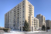 St-Laurent区1990年三卧双车库高层Condo